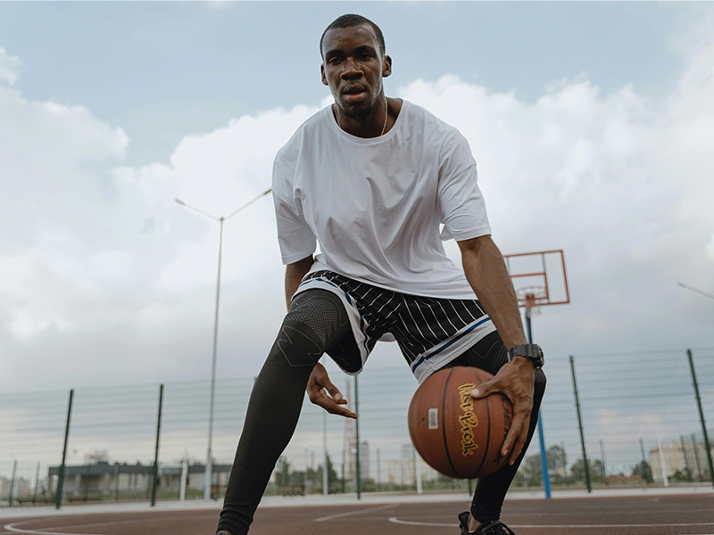 Joueur basket qui dribble