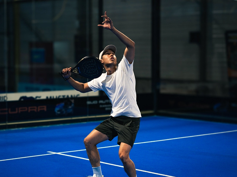 Joueur de padel entrain de smashé