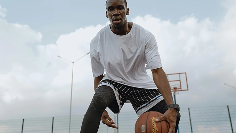 Joueur de basket qui fait un dribble
